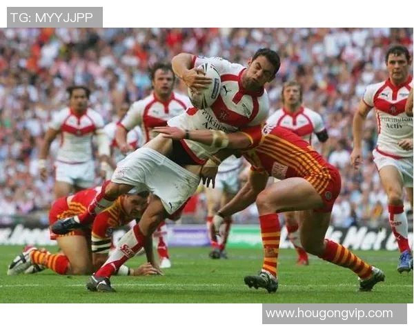 足球八卦赛场爆发小插曲，裁判如何处理？